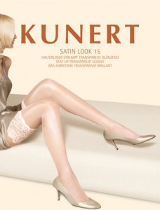 Der "Satin Look 15" halterlose Strumpf verleiht Beinen einen edlen und brilliante glänzenden Look. Der ca. 14 cm breite und schimmernde Spitzenabschluss ist von besonders attraktivem Reiz.