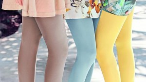 Farbenfrohe und heitere Kombination: Leggings oder Strumpfhosen im Sommer